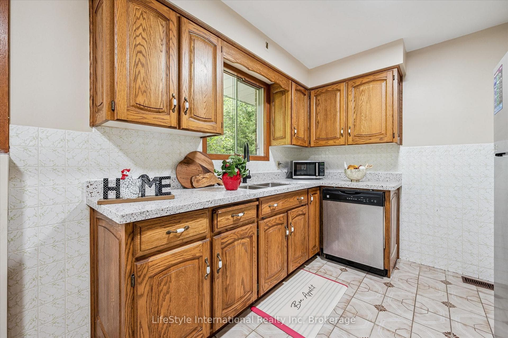 113 Applewood Crescent photo 11
