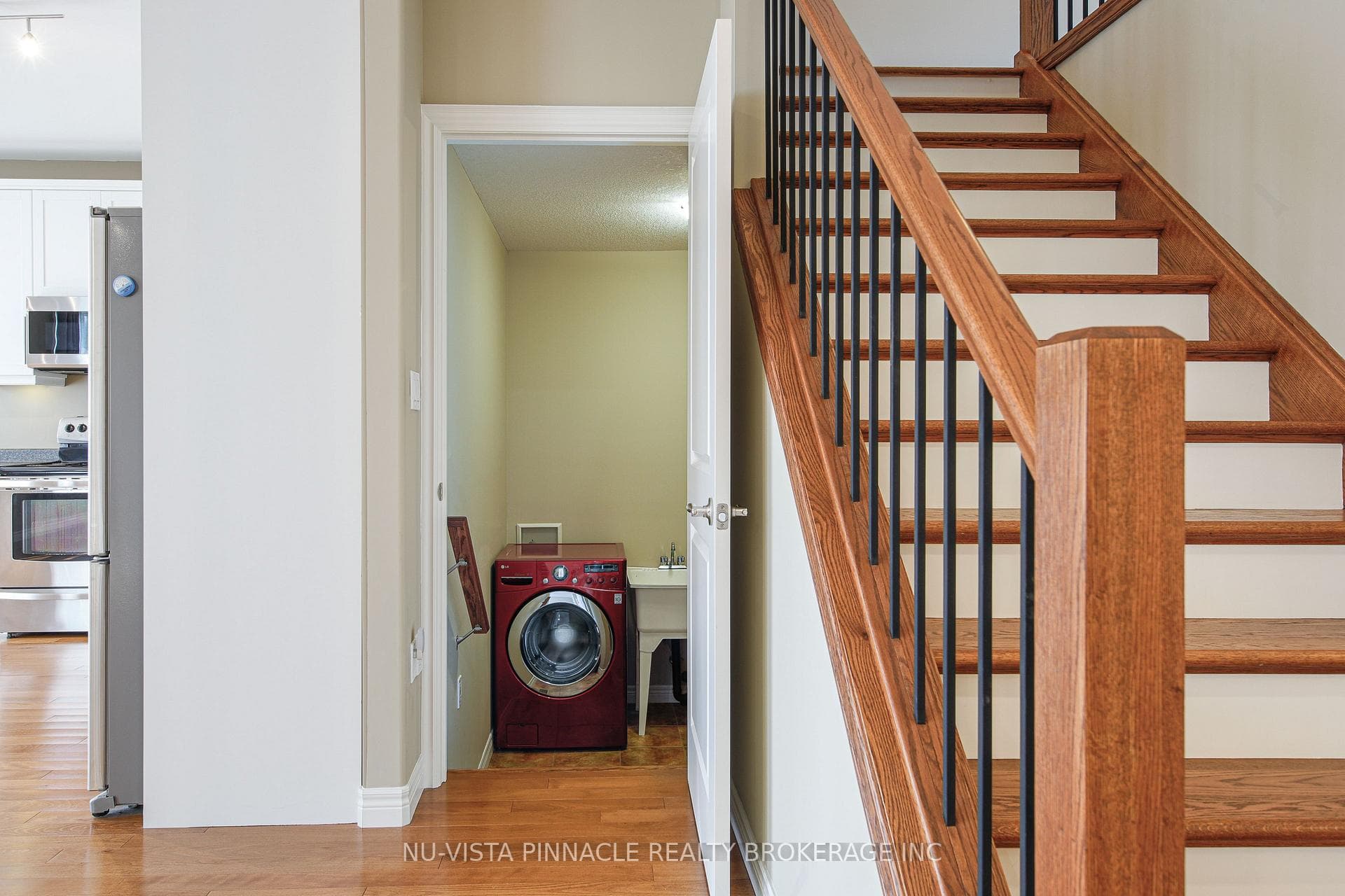 702 Springwood Crescent photo 16
