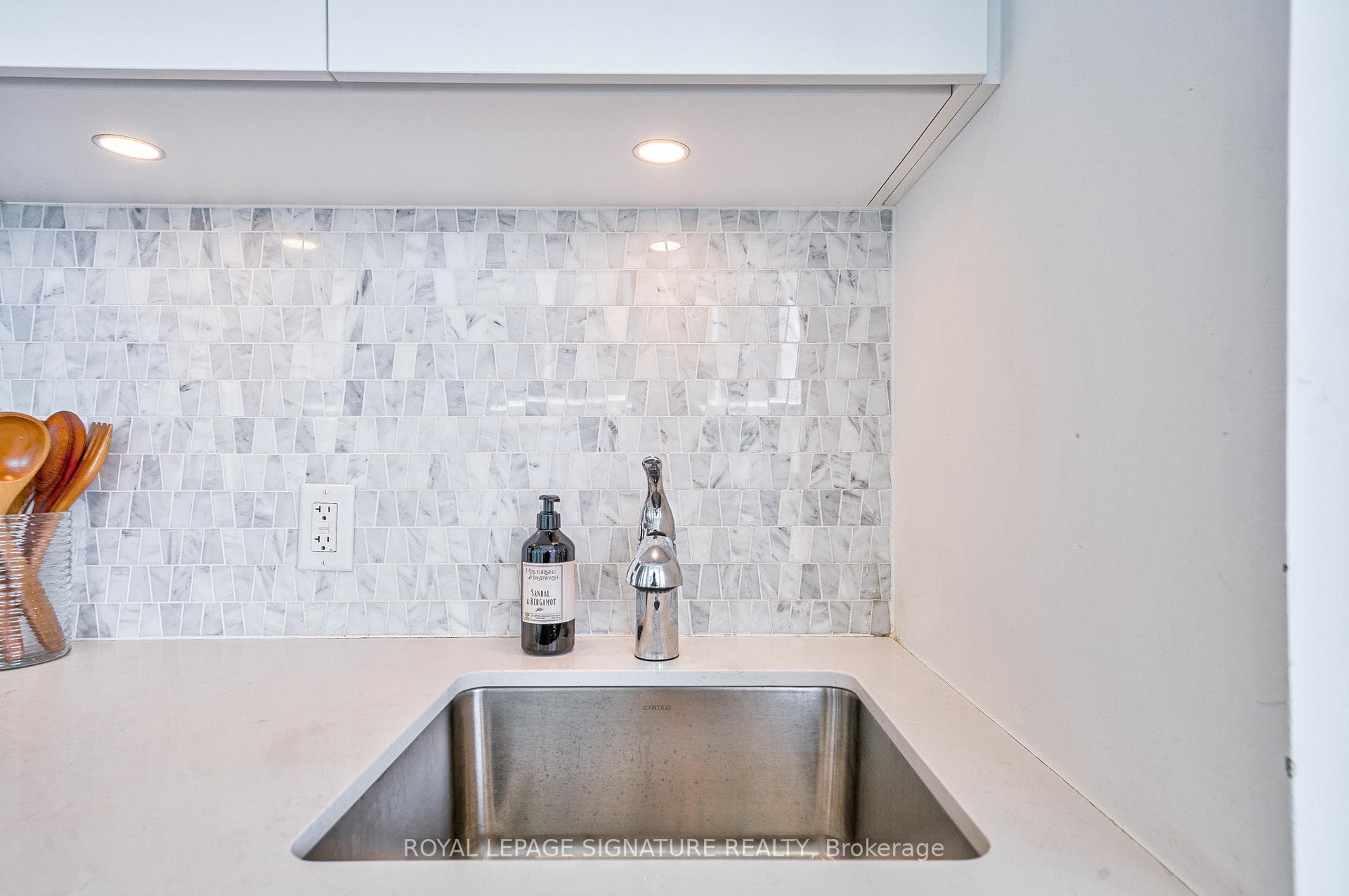 158 Front Street Unit 2207 photo 14