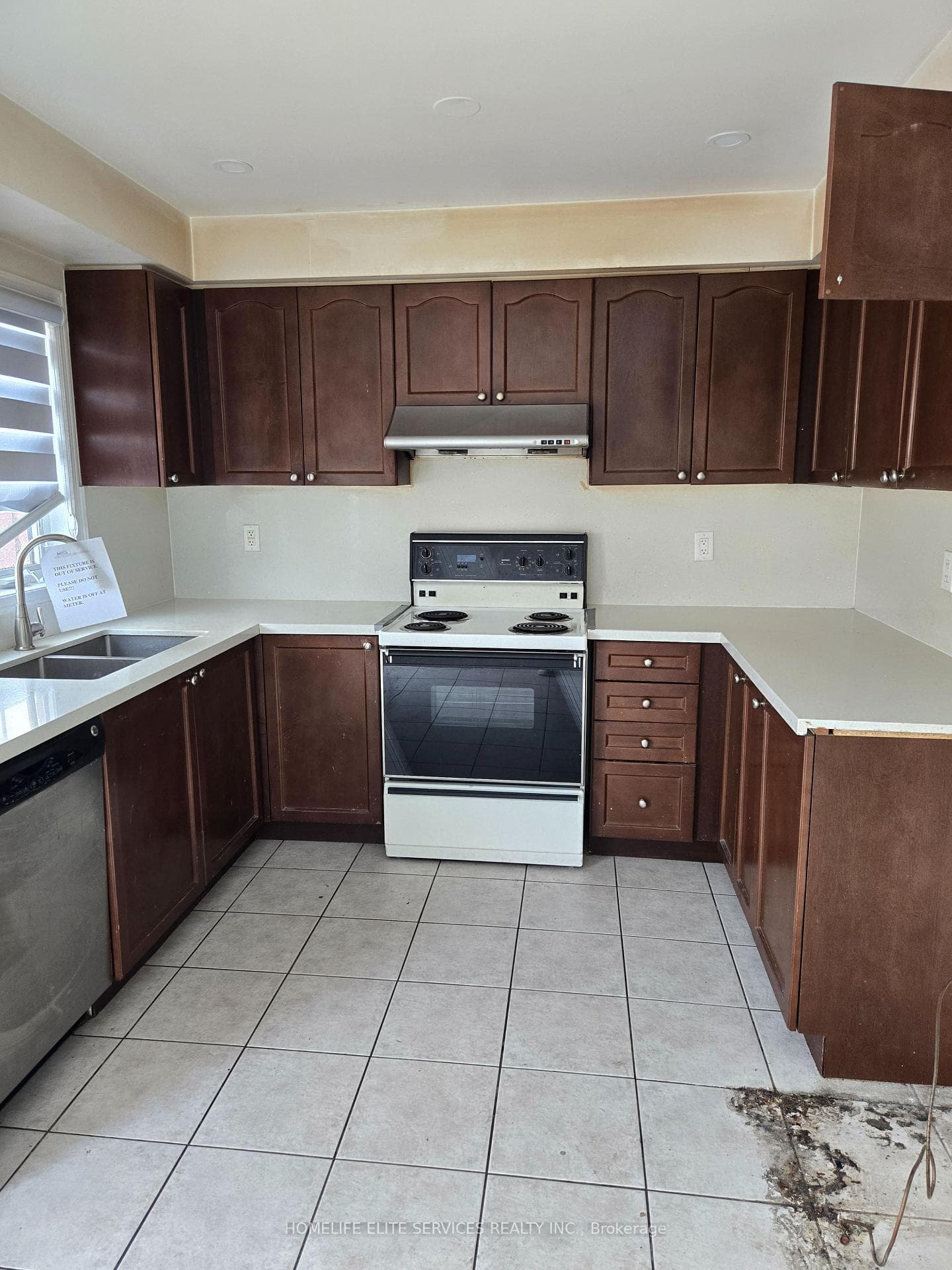 110 Crystalview Crescent photo 4