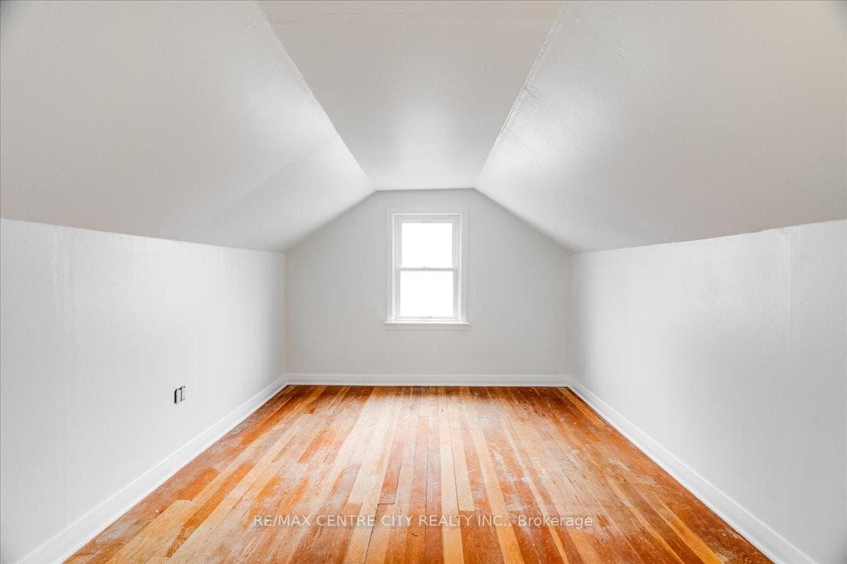 549 Victoria Street photo 21