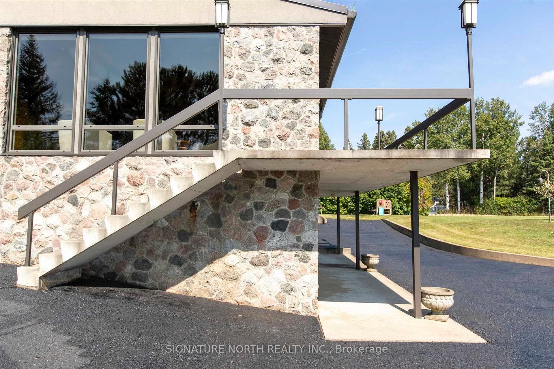 1577 Arthur Street W photo 45