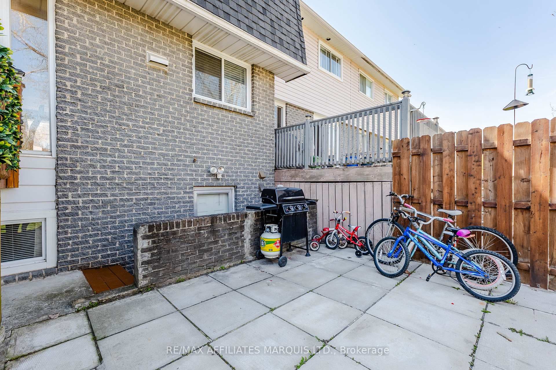 812 Glengarry Boulevard photo 43