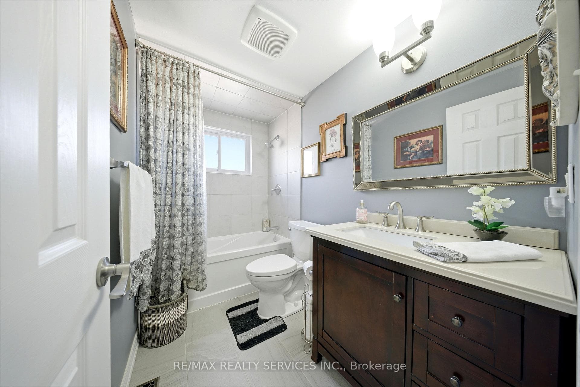 8 Edwin Drive photo 23
