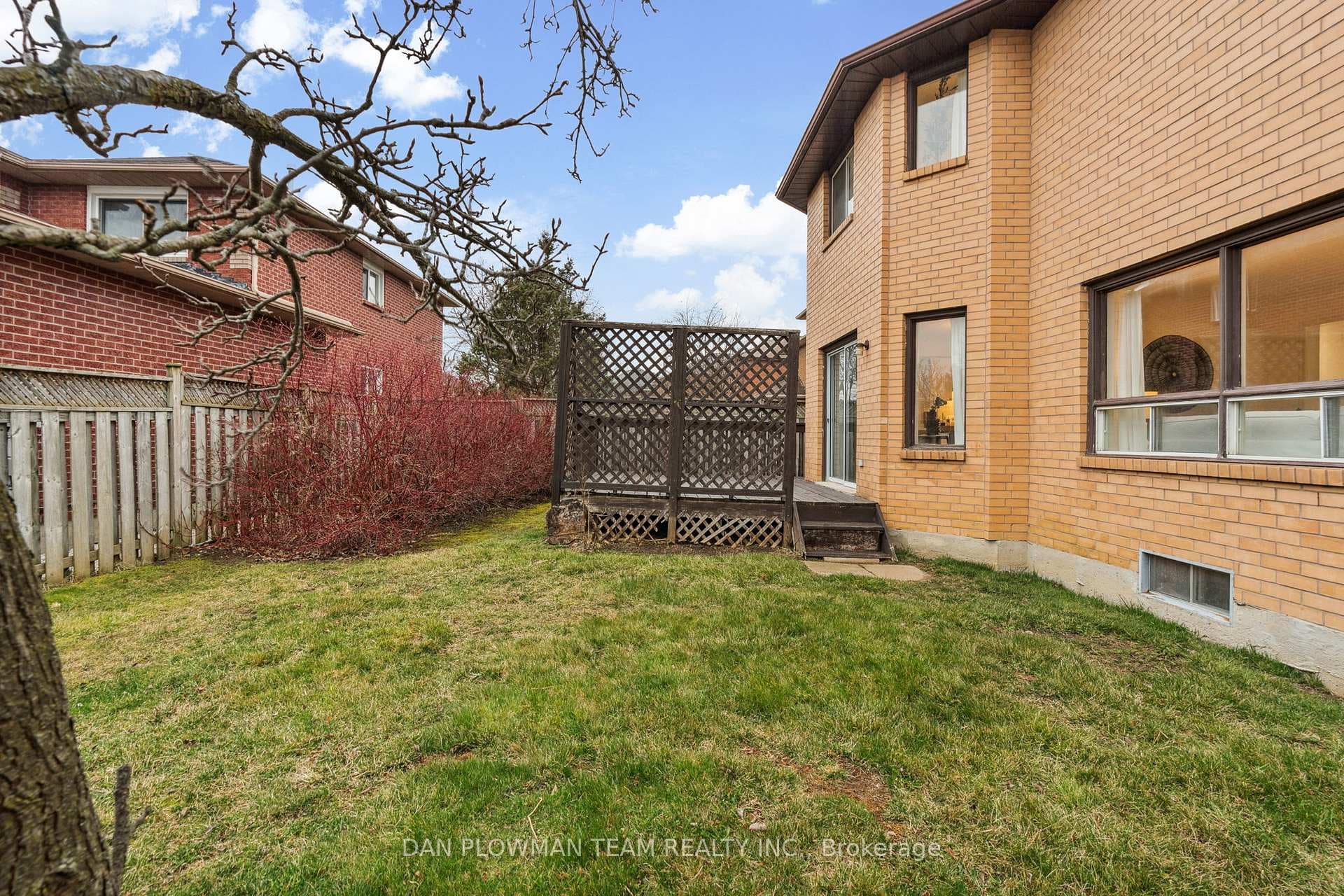1402 Sandhurst Crescent photo 29