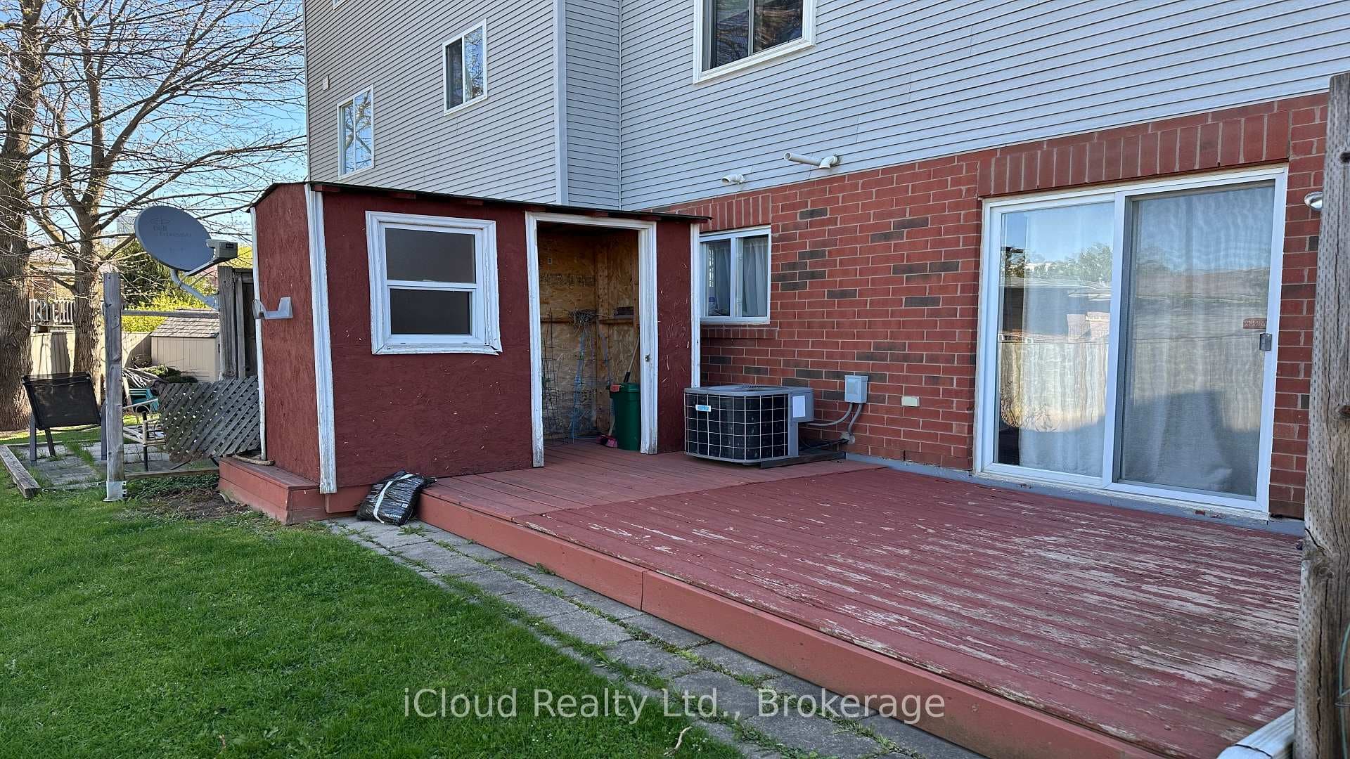 30 Village Green Lane photo 32