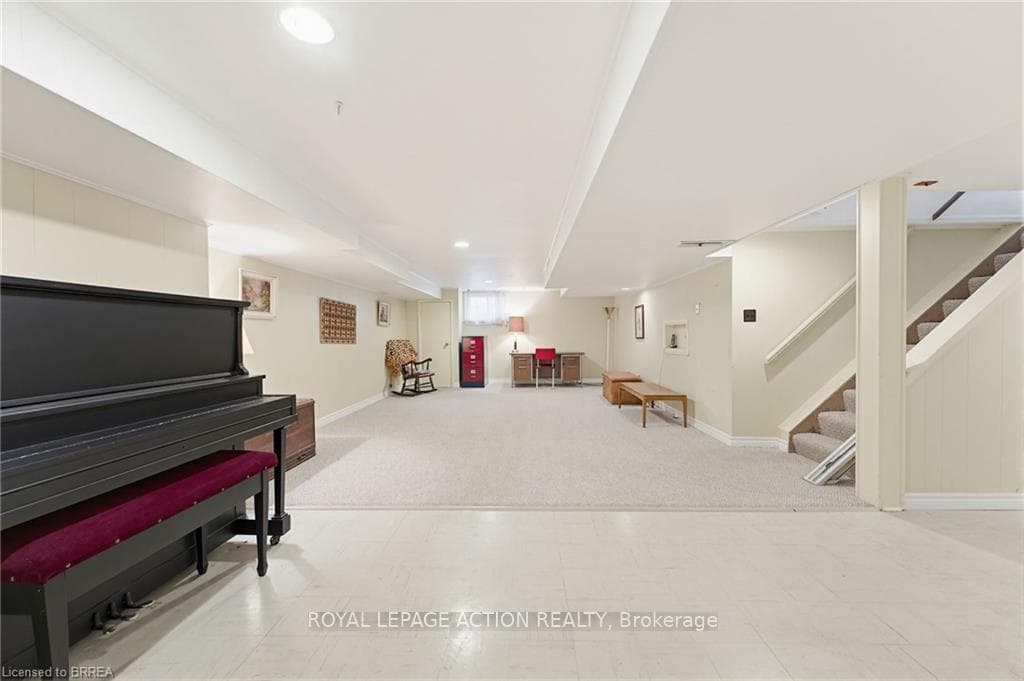 90 Henderson Avenue photo 28