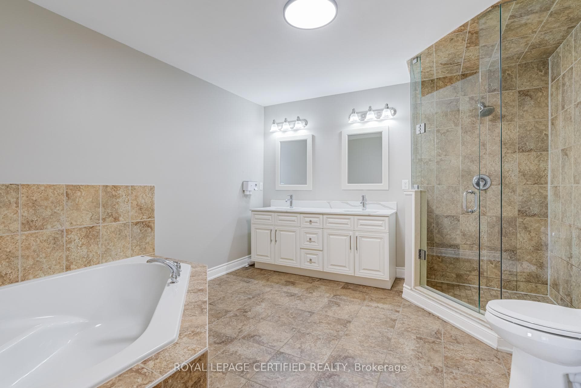 3192 Sorrento Crescent photo 23
