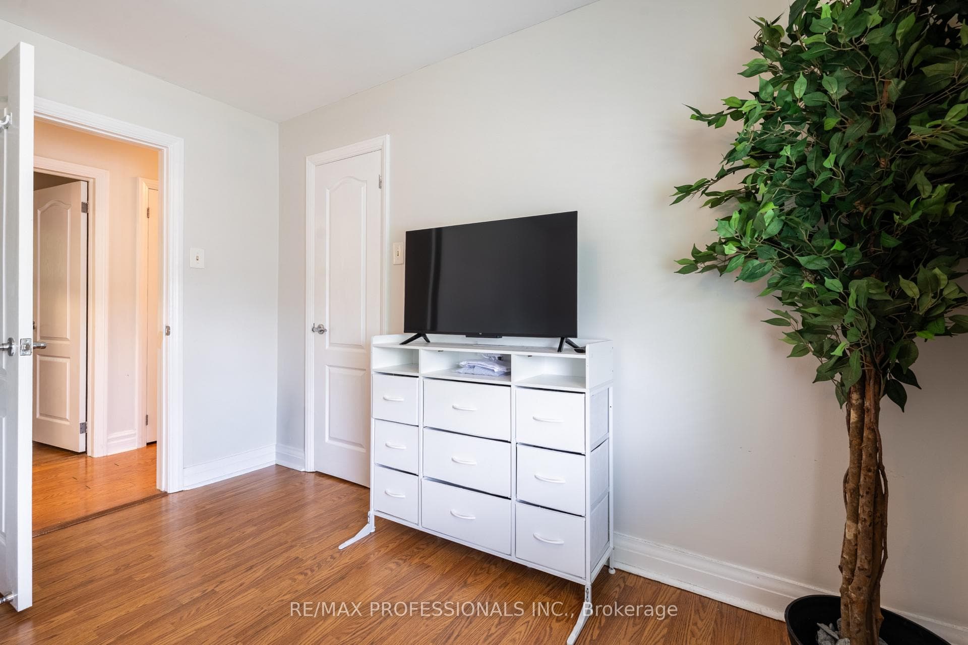 1045 Helena Street photo 15