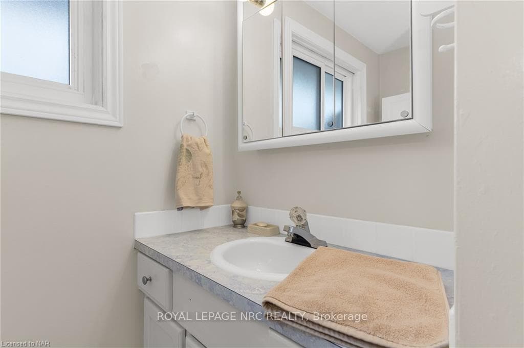 27 HUNTLEY Crescent photo 18