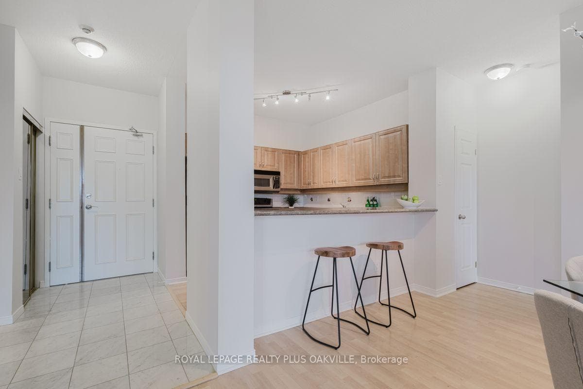 2511 Lakeshore Road Unit 501 photo 15