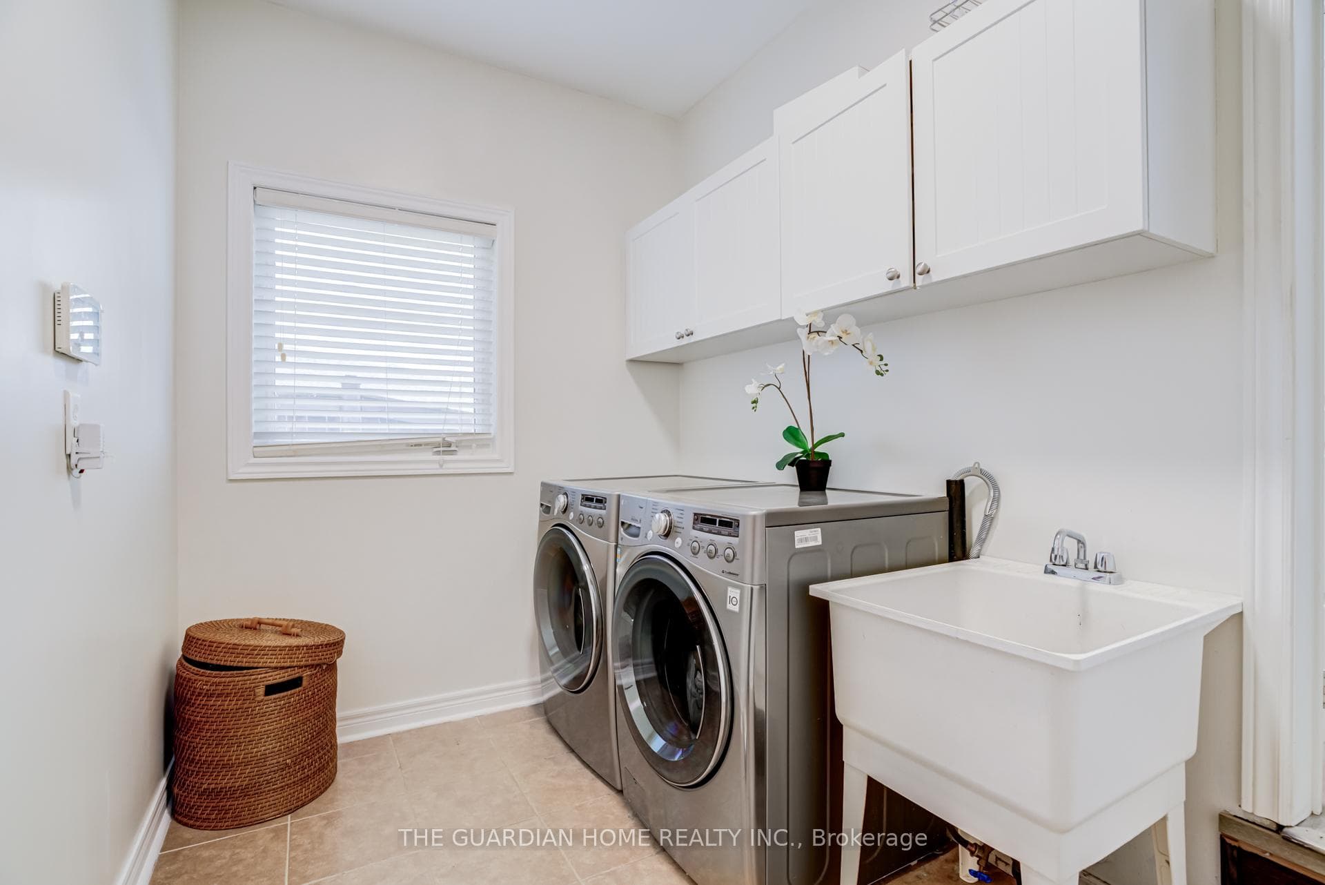 1214 Harlstone Crescent photo 25