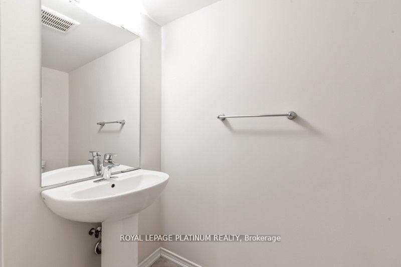 146 Esther Crescent photo 4