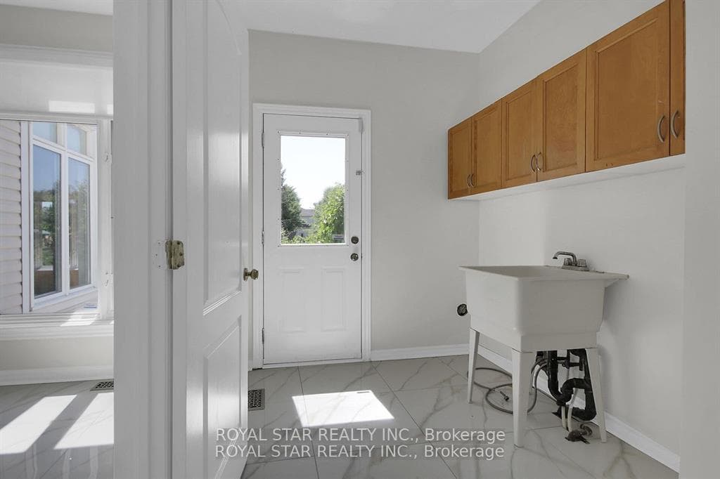 611 Devonwood Circle photo 24