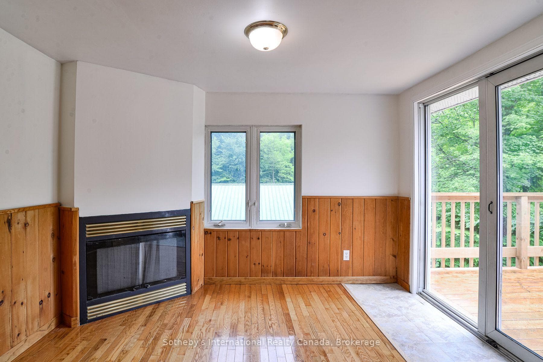 Sliding door w/o to deck.