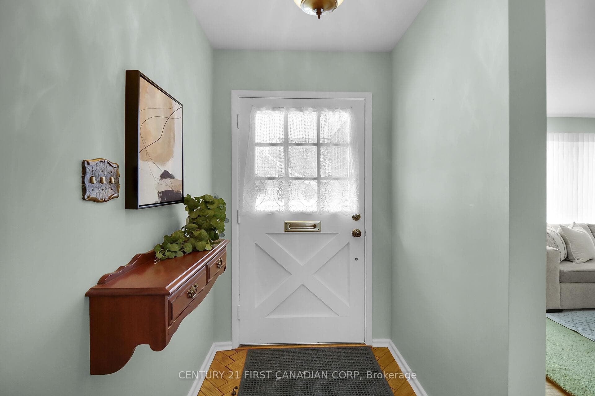 1498 Glengarry Avenue photo 5