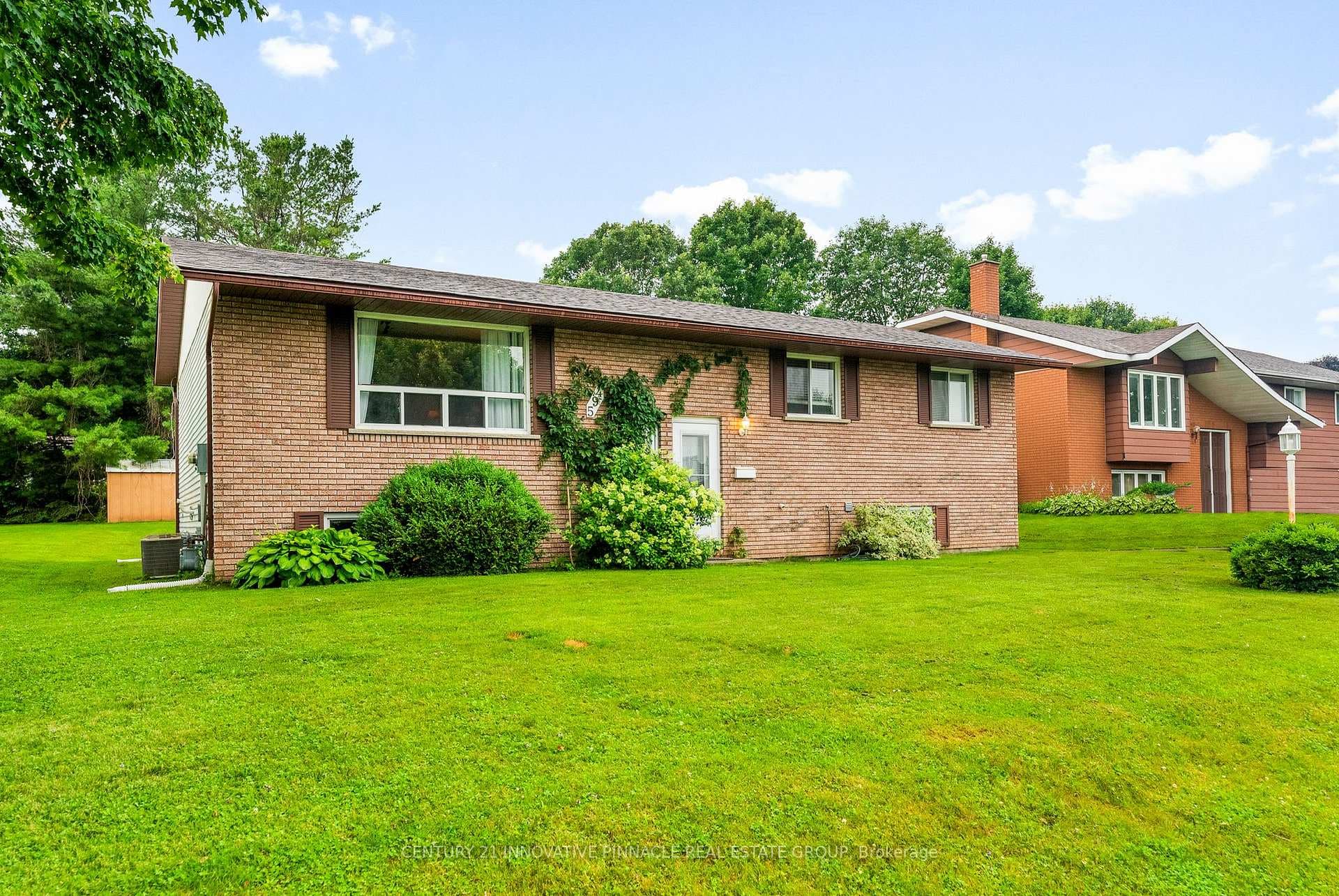 594 Herbert Street photo 3