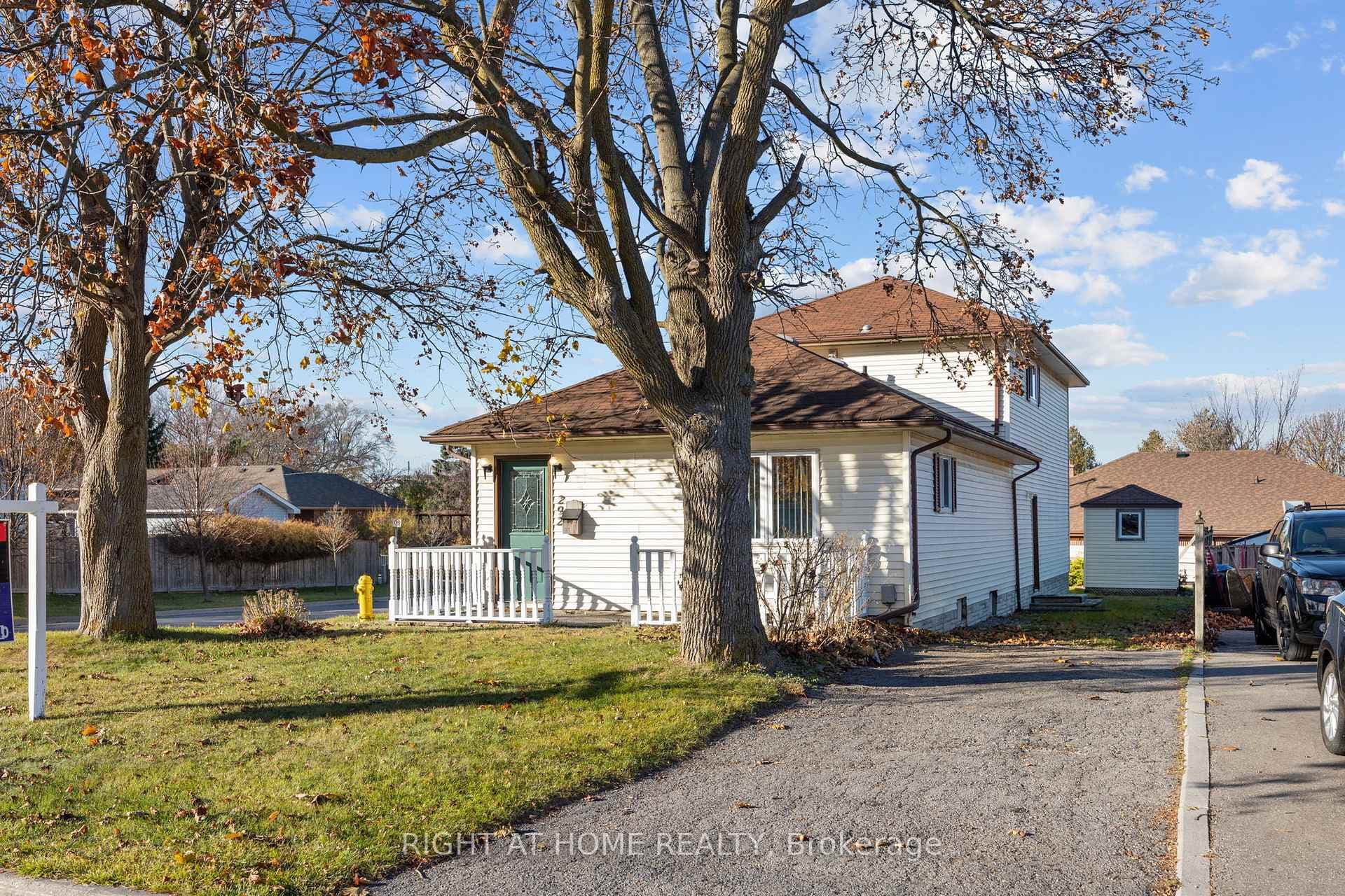 Welcome to 292 Pacific Ave, Oshawa - Driveway 1