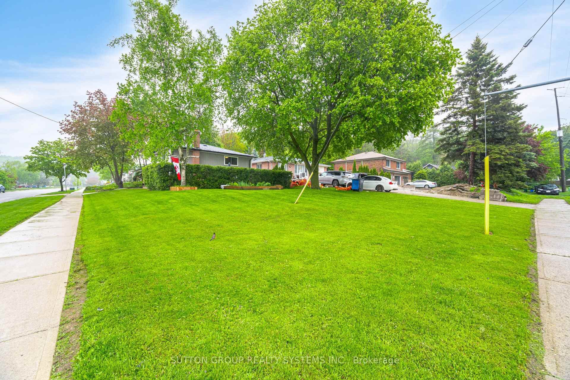 175 Connaught Crescent photo 3