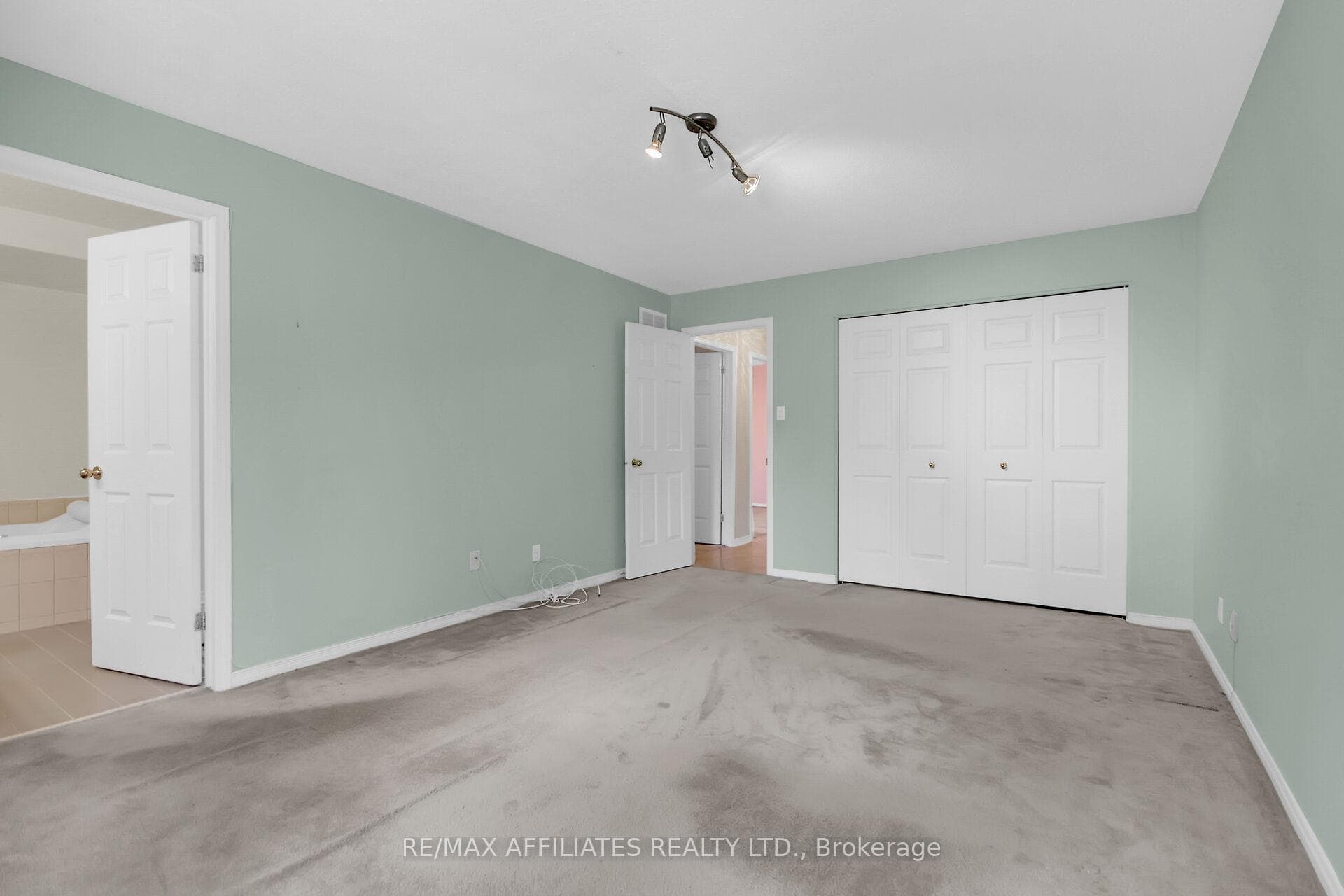 1380 Norview Crescent photo 19