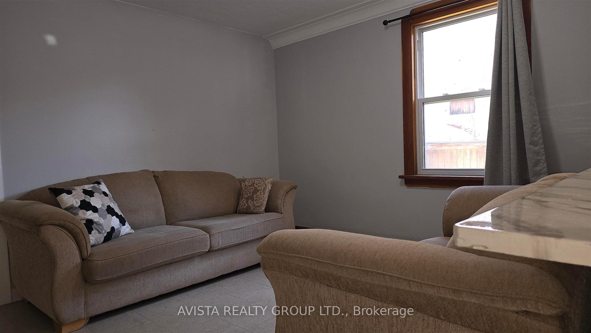 1206 Victoria Avenue East photo 4