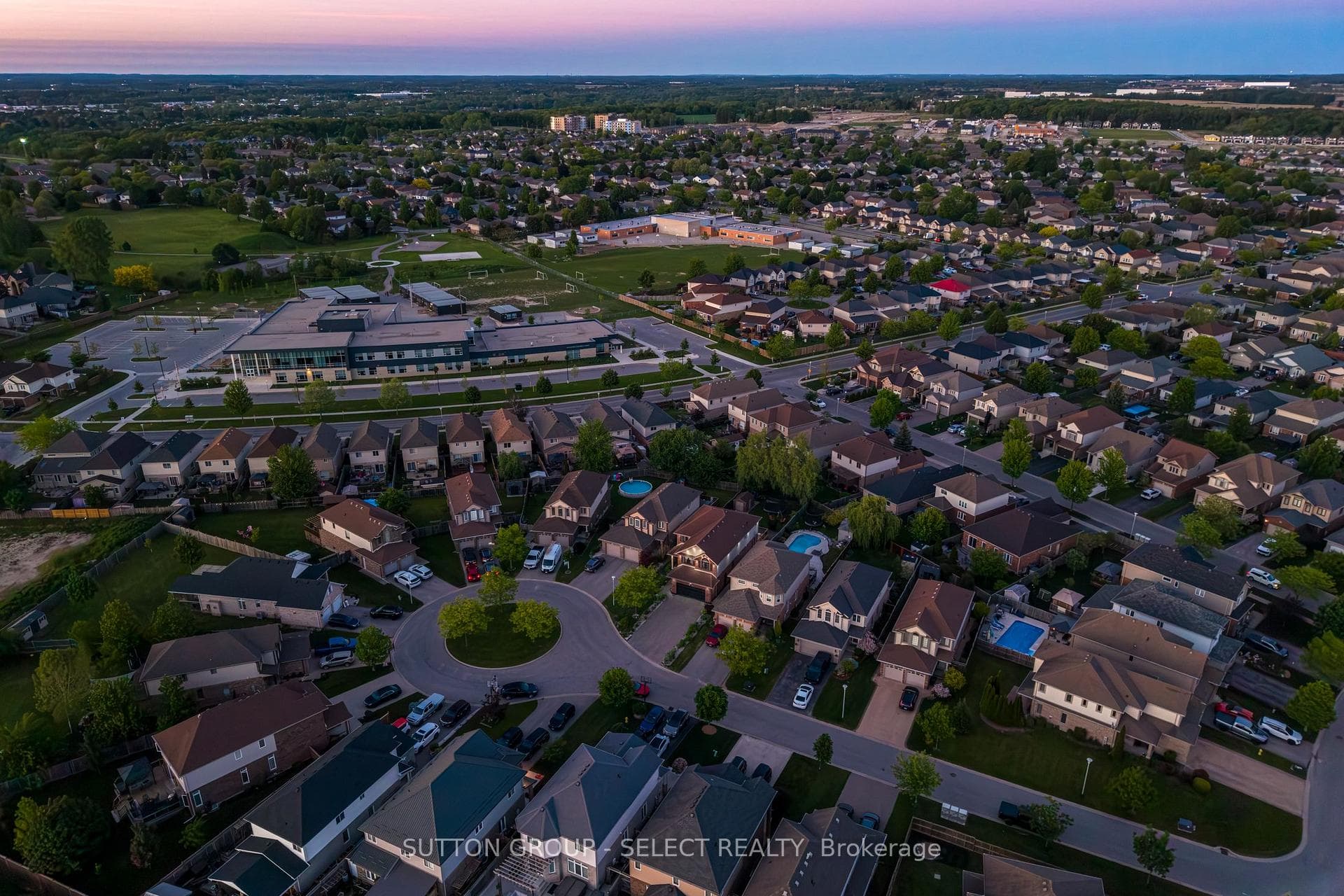 Located on Quiet Cul-du-Sac. Close to HWY 401