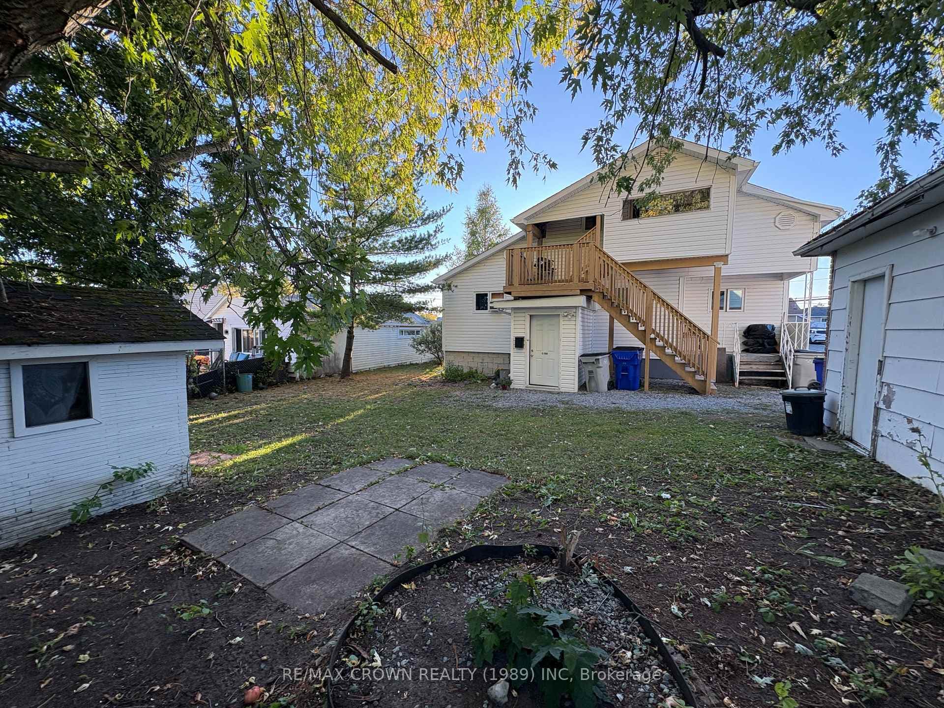 564 Maclean Drive photo 14