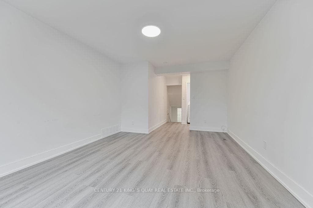 989 Old Cummer Avenue Unit Lower photo 12