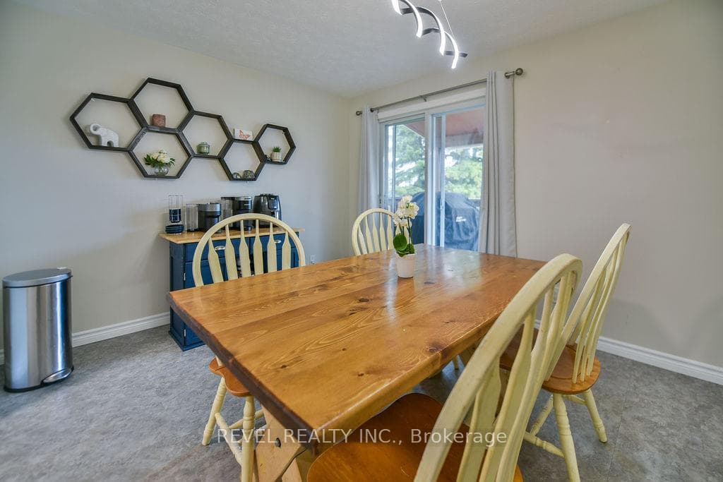 209 Sutherland Street photo 13