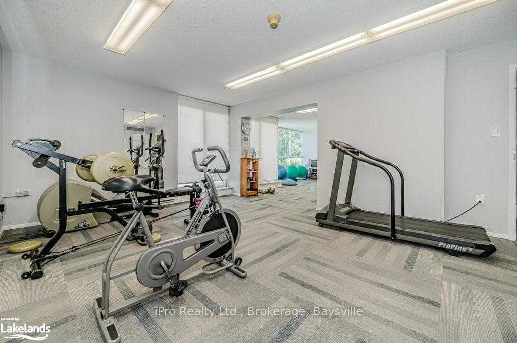 1071 QUEENS Avenue Unit 302 photo 27