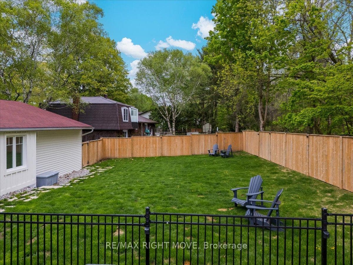 369 Bay Street photo 37