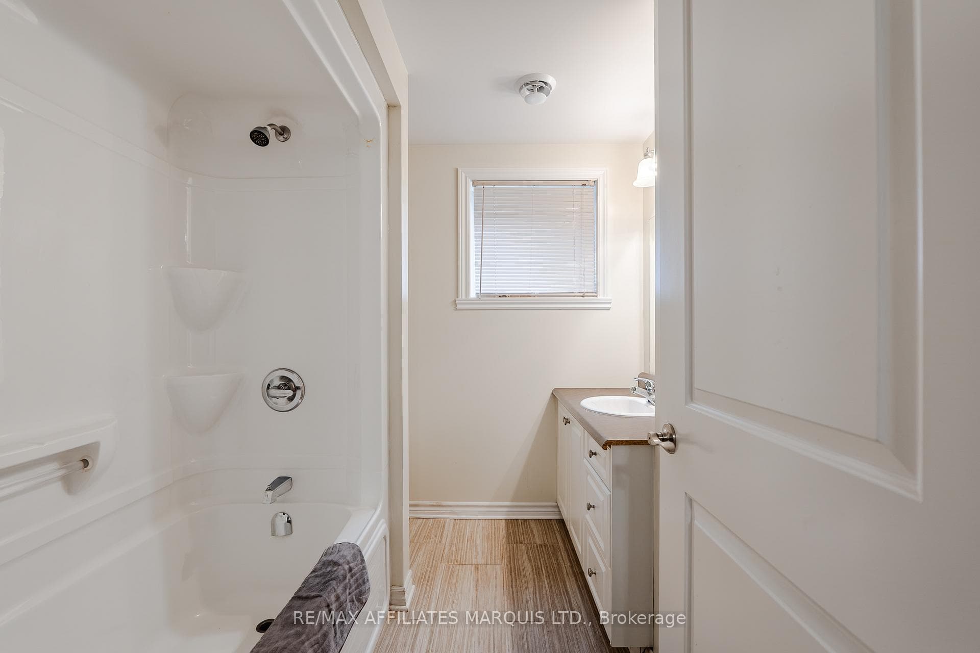 660 Hamilton Crescent photo 32