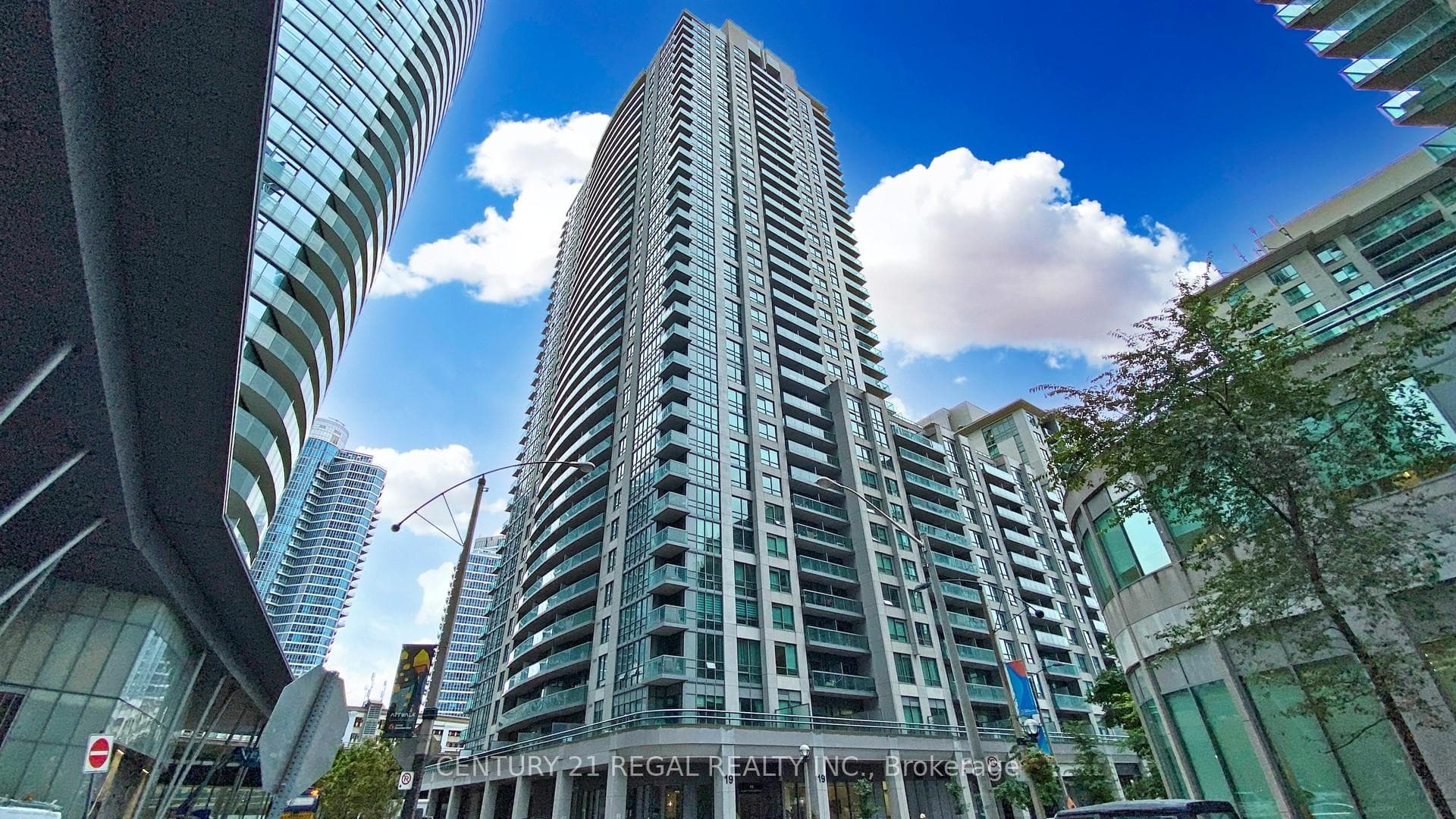 19 Grand Trunk Crescent Unit 3210 photo 2