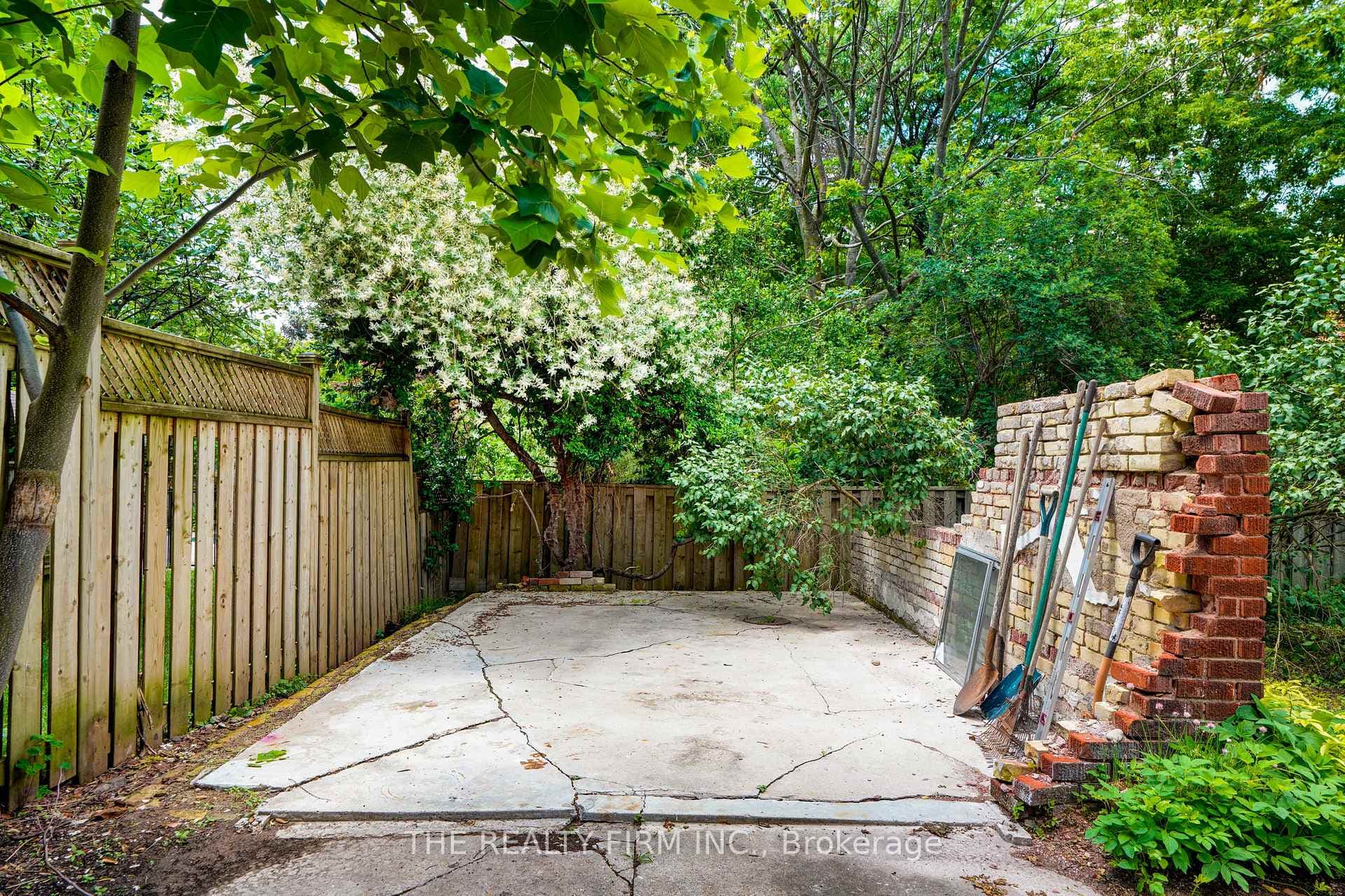 925 Maitland Street photo 46