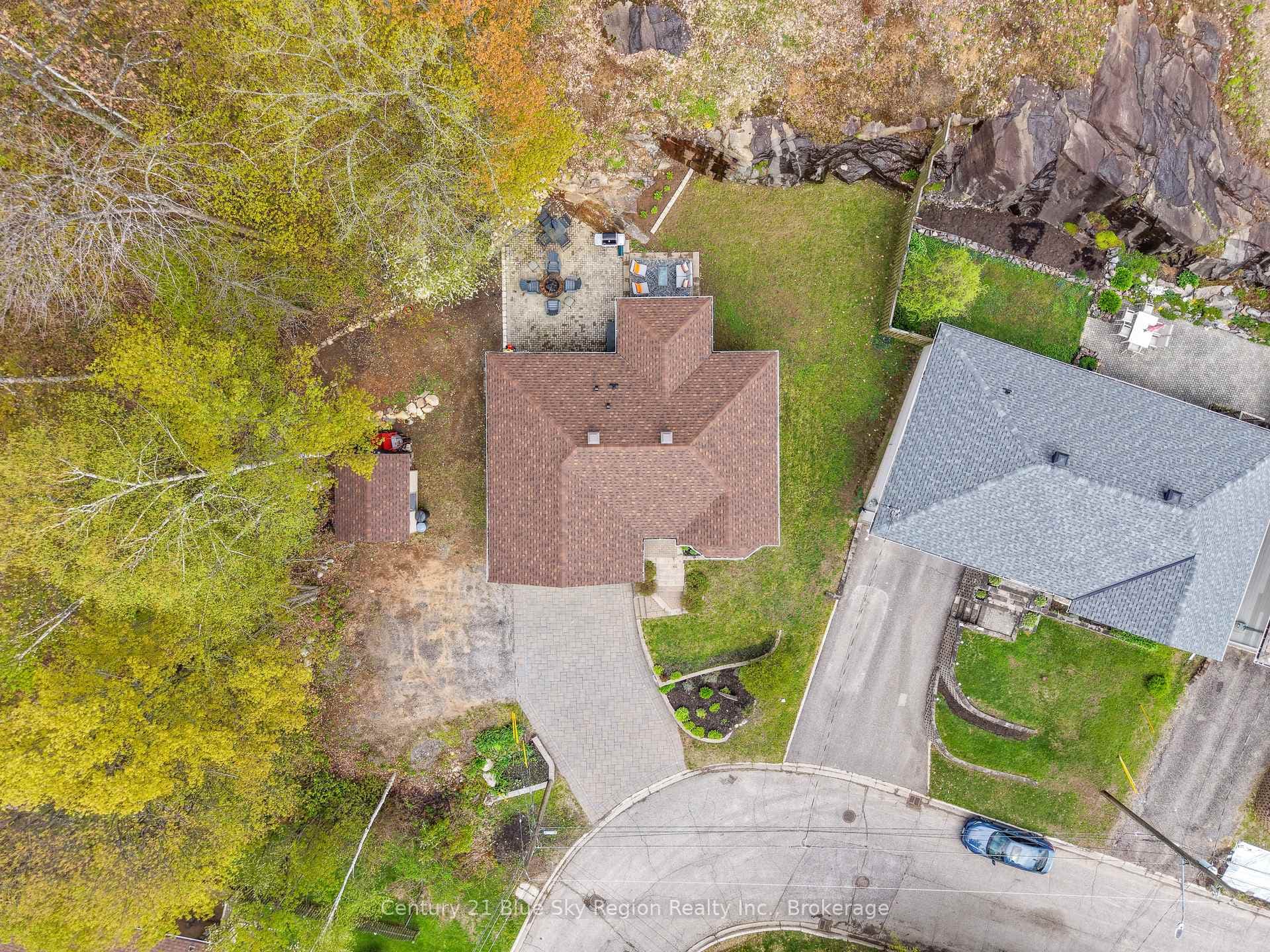 65 BELLEVIEW Crescent photo 42