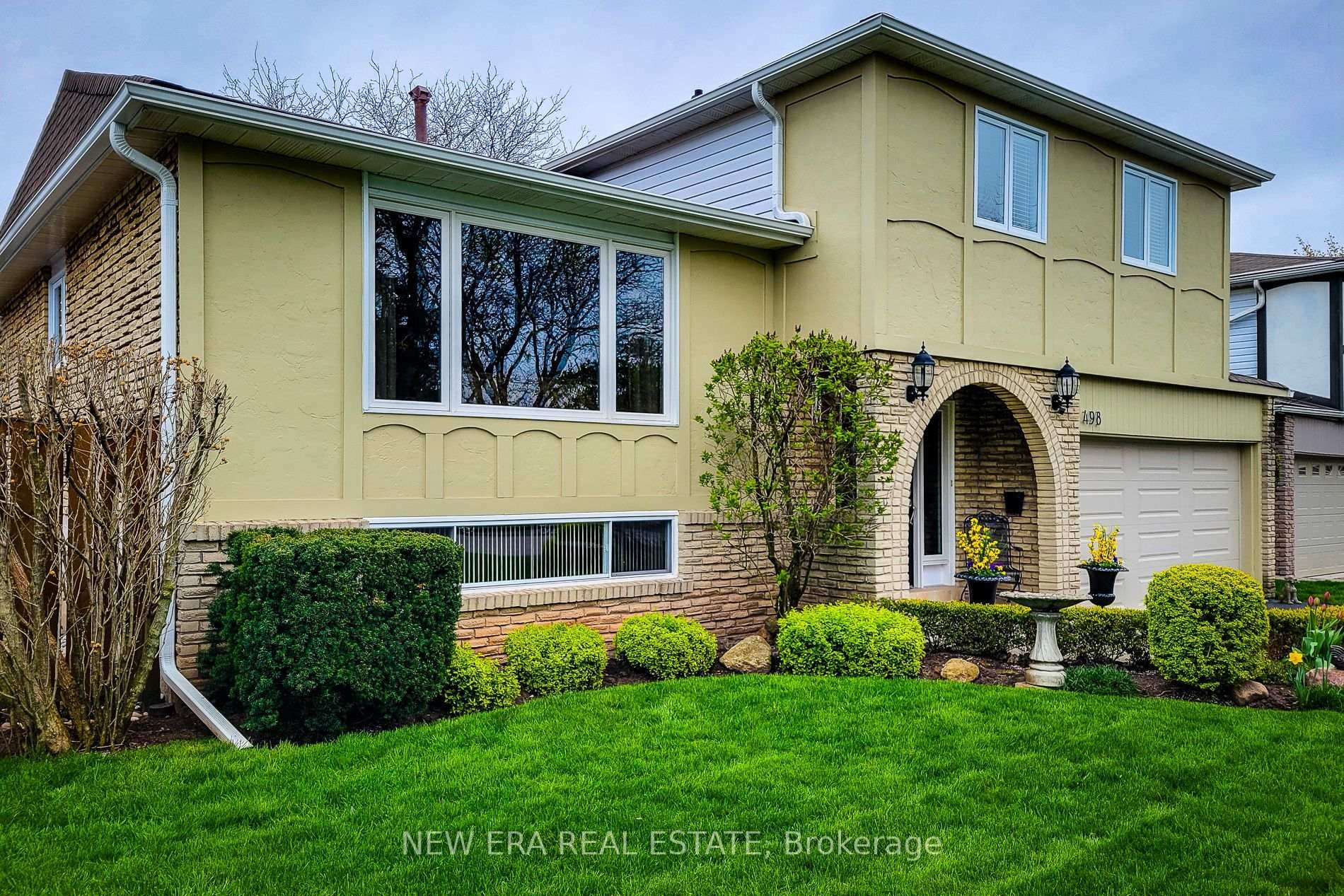 498 Vanguard Crescent photo 2
