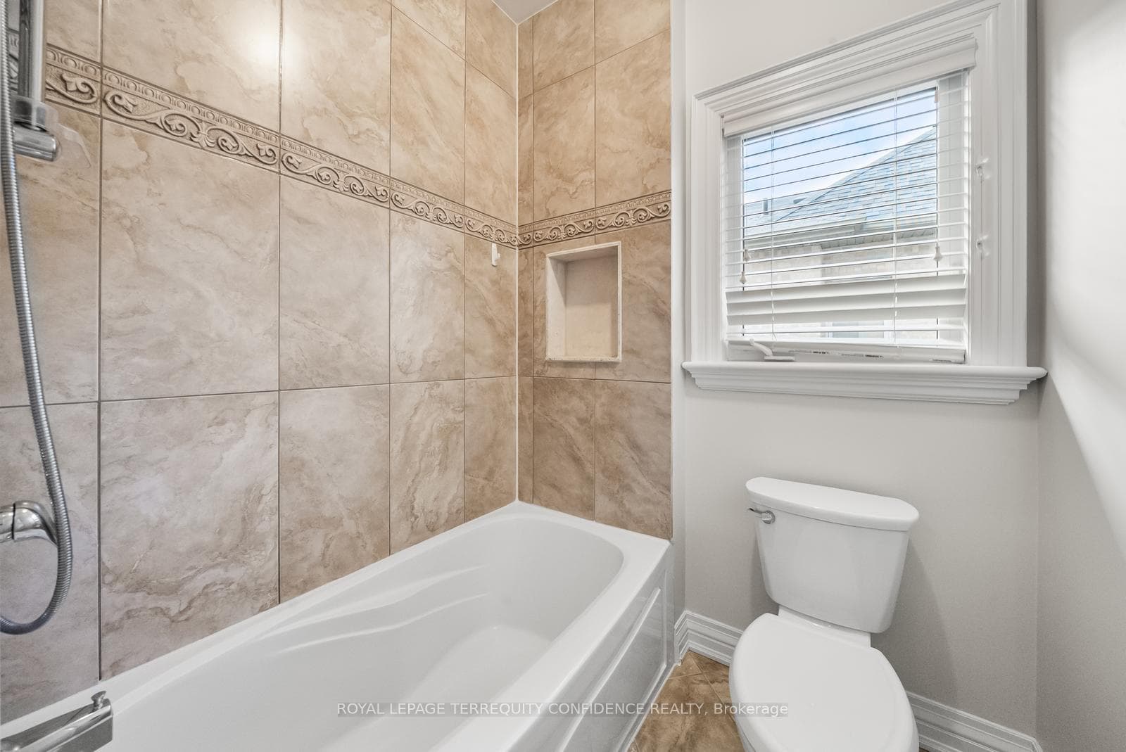 255 Dunview Avenue photo 28