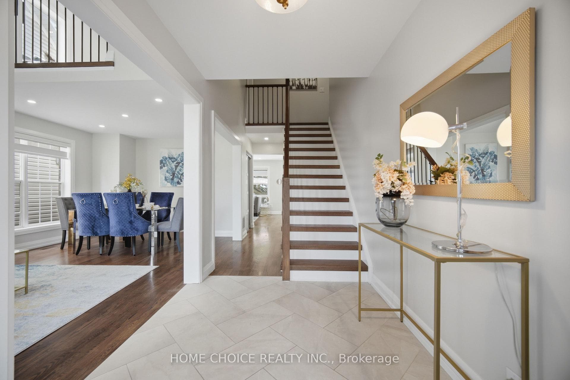 670 Dolby Crescent photo 3
