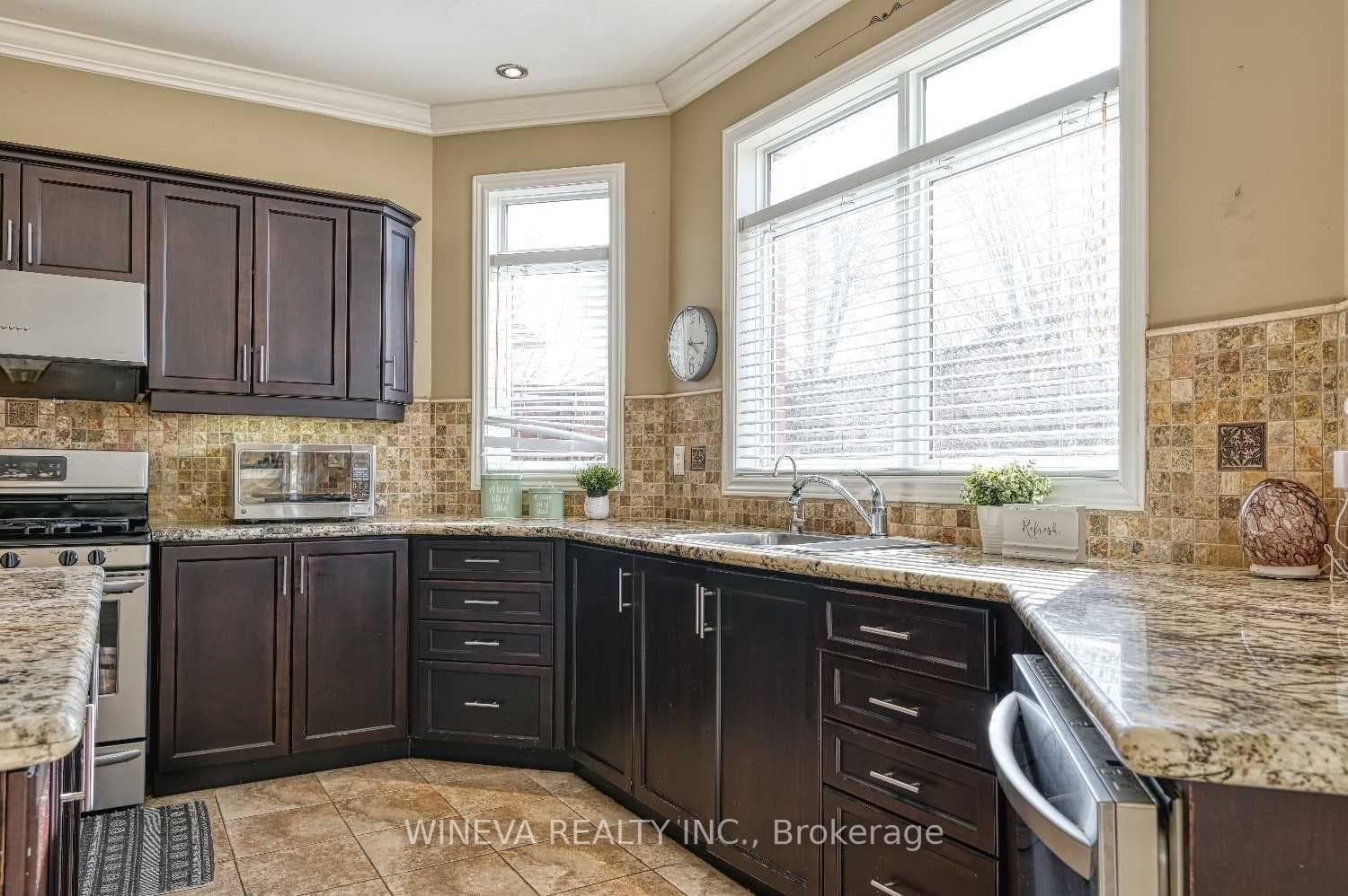 32 Portsmouth Crescent photo 9