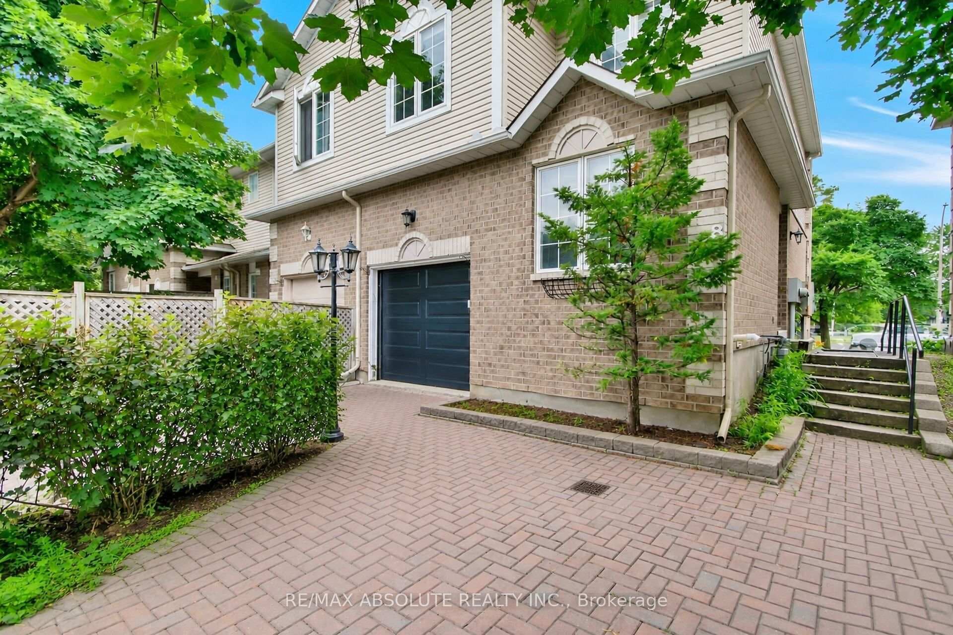 8 Riverbank Court photo 32