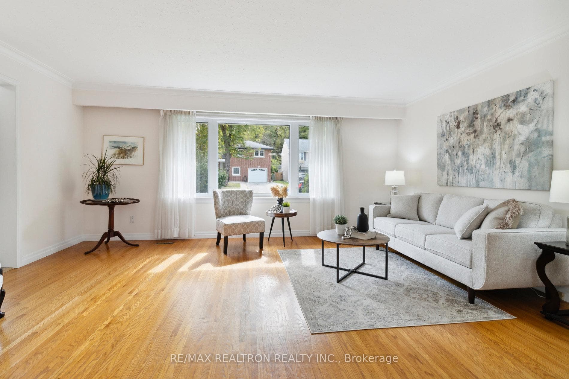 111 Avenue Road photo 9
