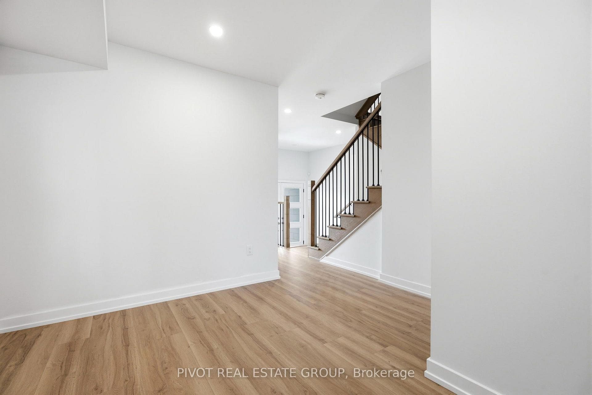 2752 Lawrence Avenue photo 11