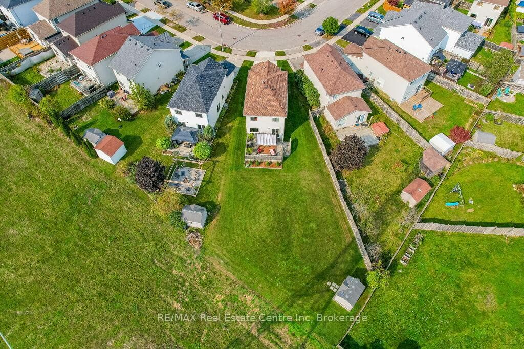 128 Henhoeffer Crescent photo 39