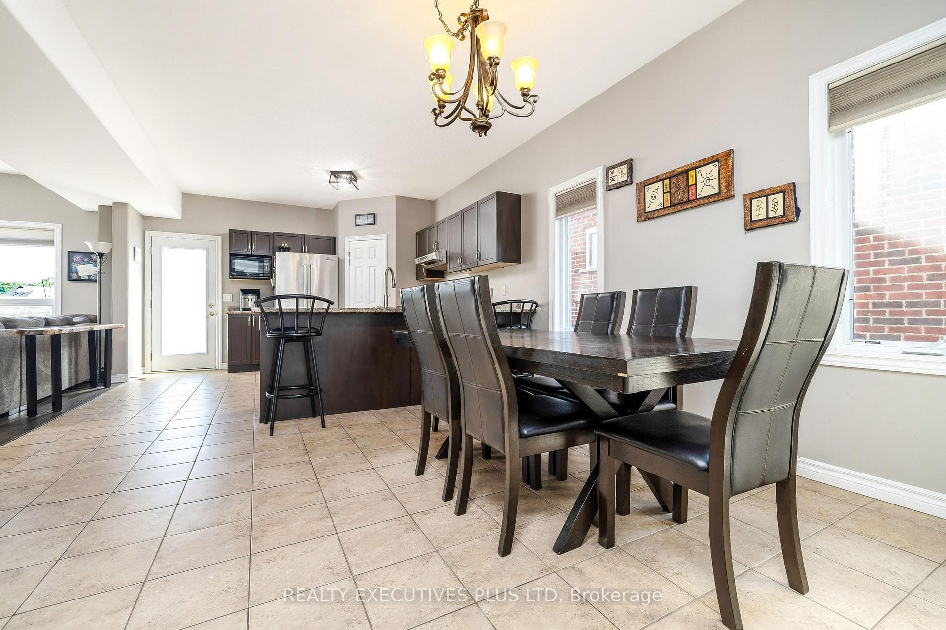 56 Dinnick Crescent photo 6