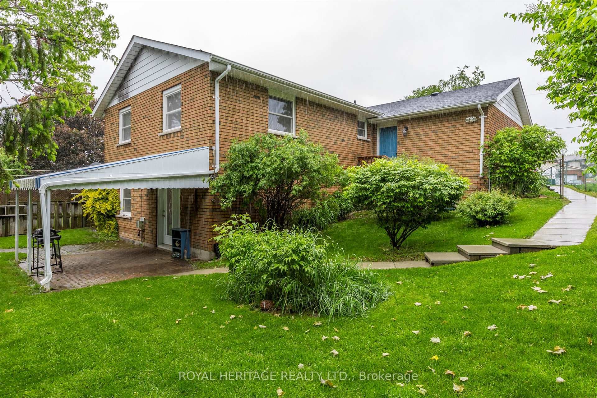 Separate entrance to lower apartment