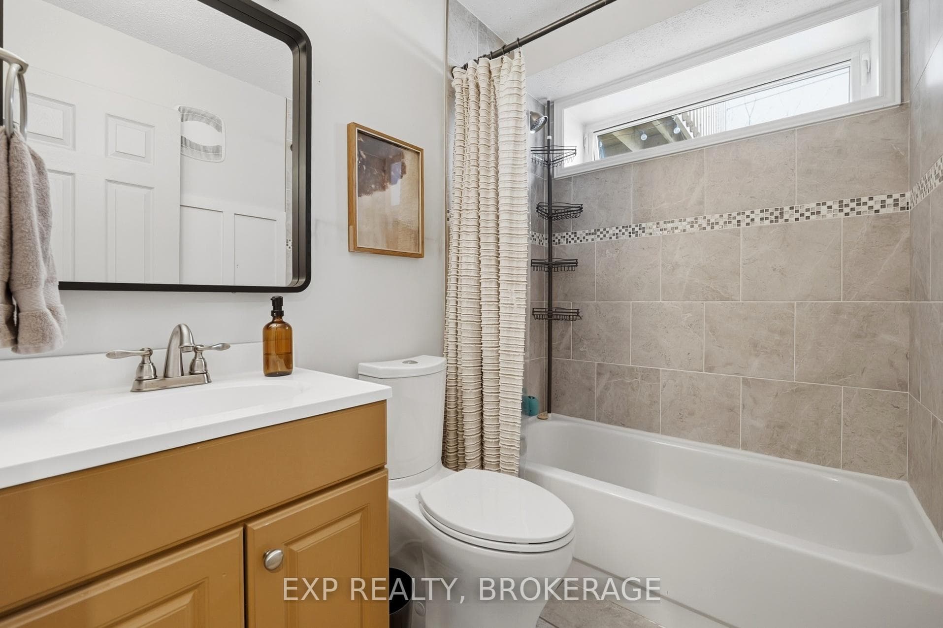 789 Aylmer Crescent photo 33