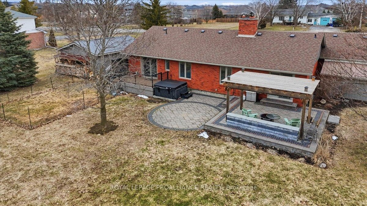 300 Farnham Road photo 42