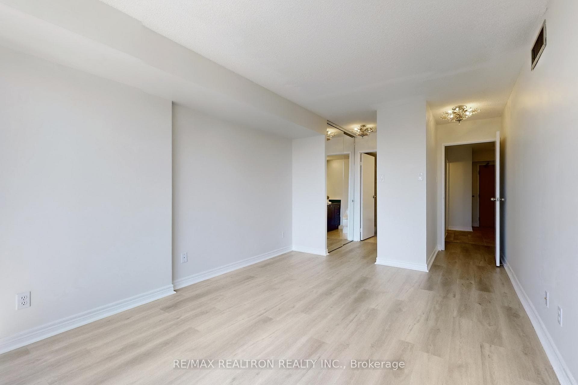 1131 Steeles Avenue Unit 407 photo 17