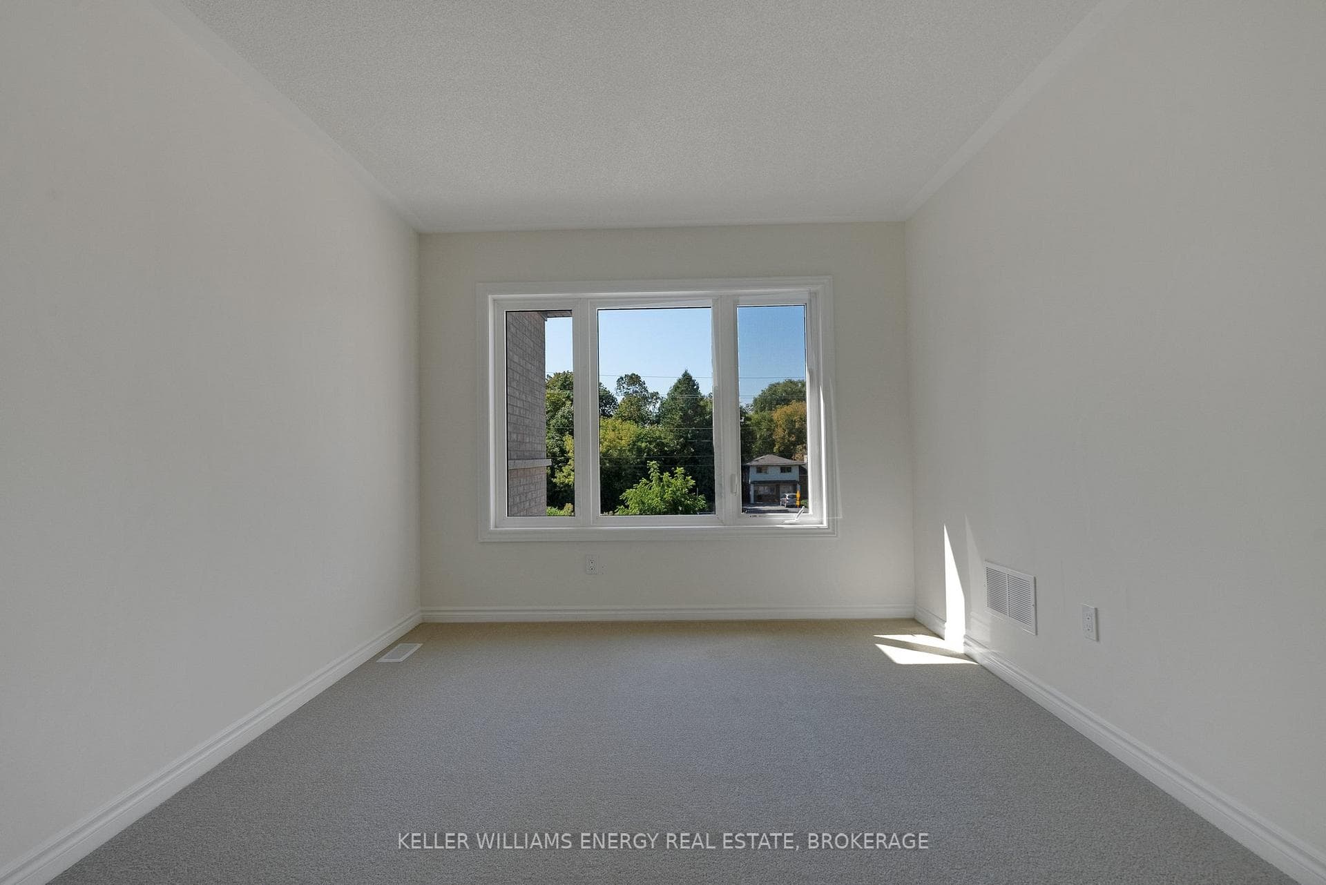 54 Mountainside Crescent photo 21