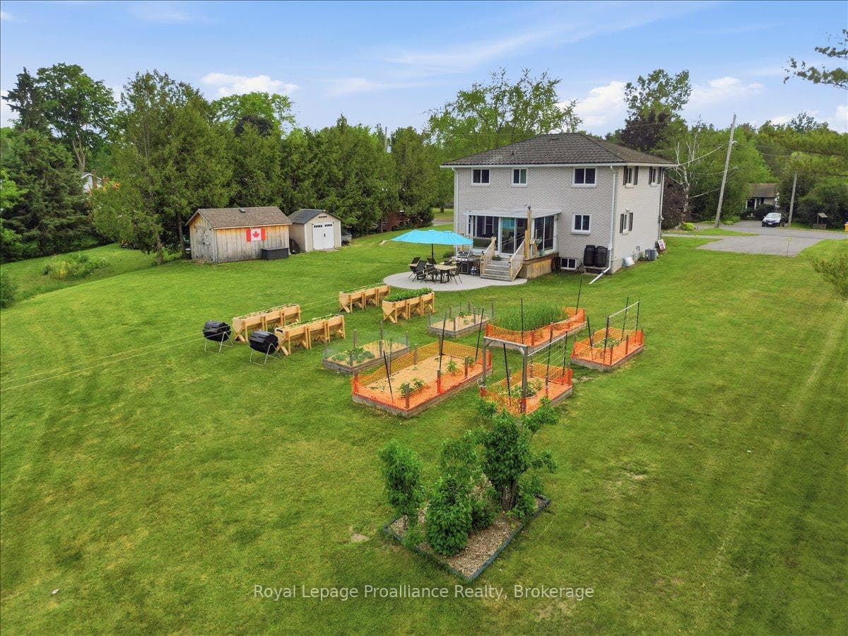 229 Henry Street photo 39